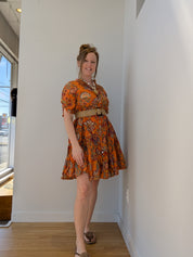 Robe imprimée florale pour femme orange avec col en V et manche au coude, style confortable et facile à porter au quotidien.