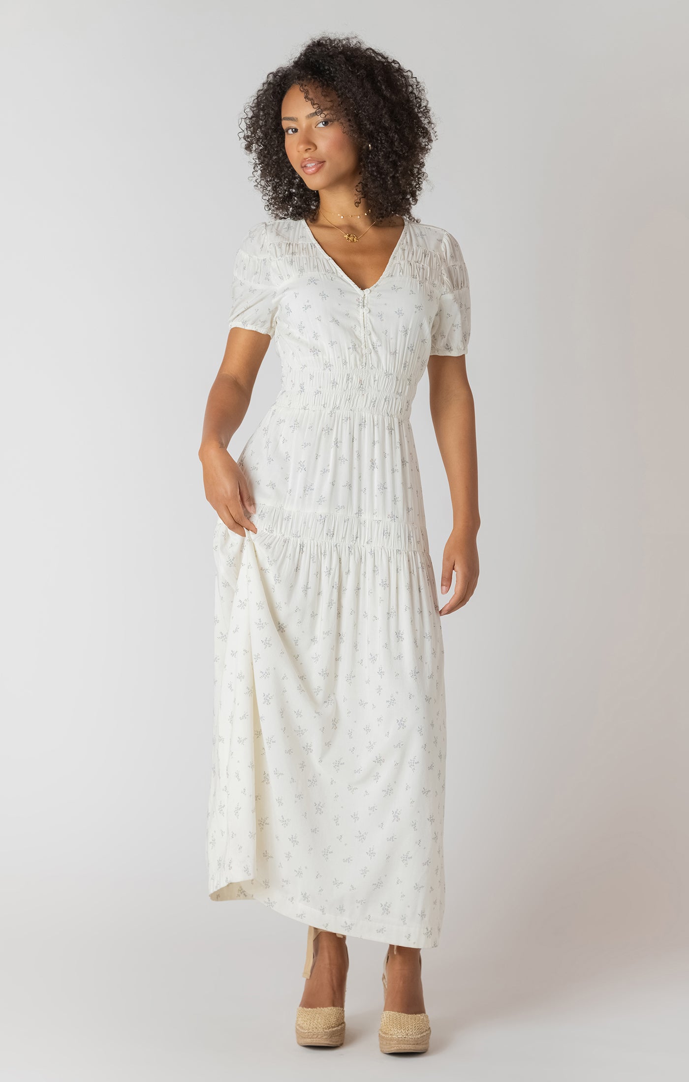 Robe longue pour femme ivoire avec col en V et motif floral, style féminin, élégant et polyvalent.
