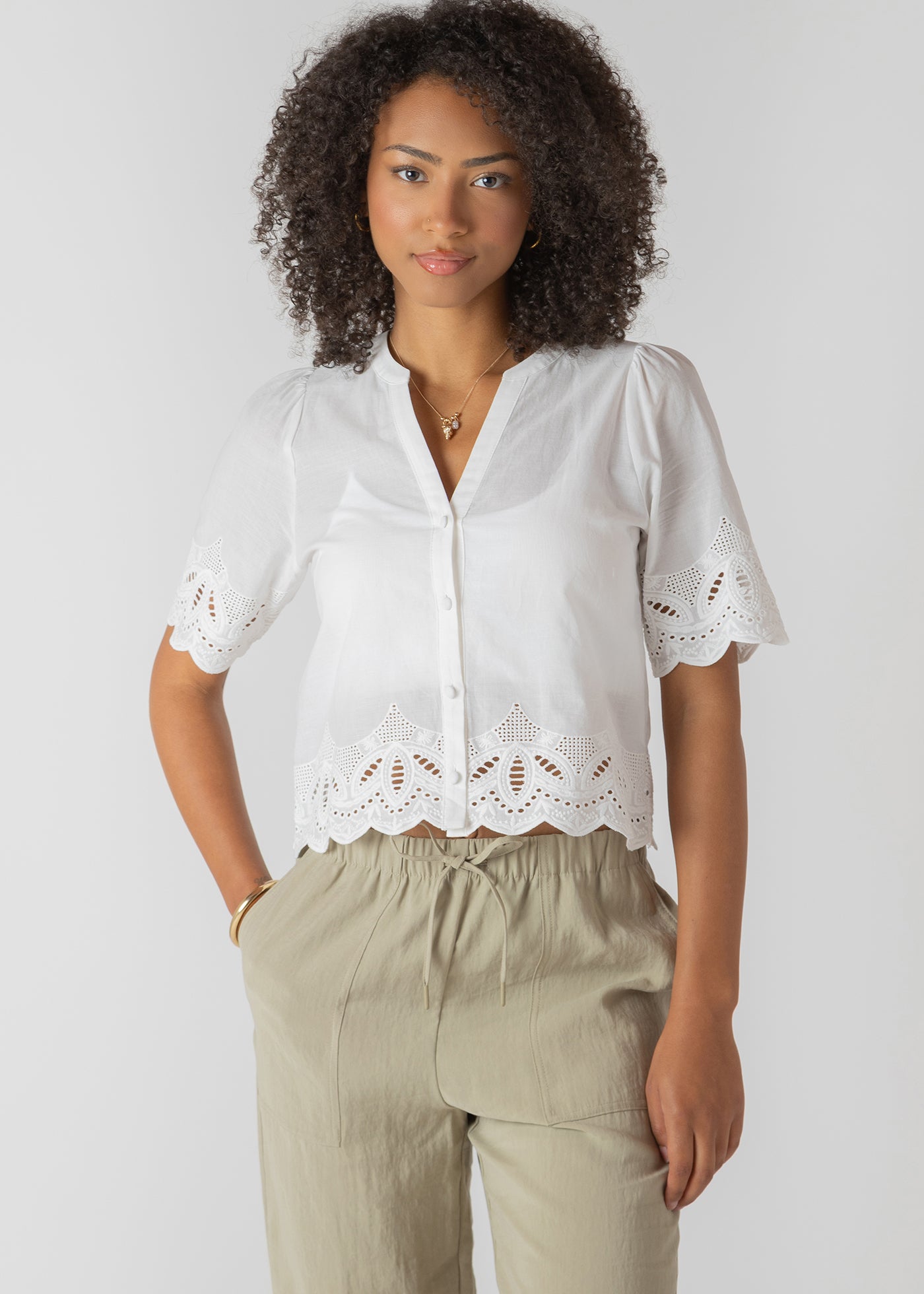 Blouse pour femme blanche à manches courtes avec détails de broderie, style féminin, élégant et polyvalent.