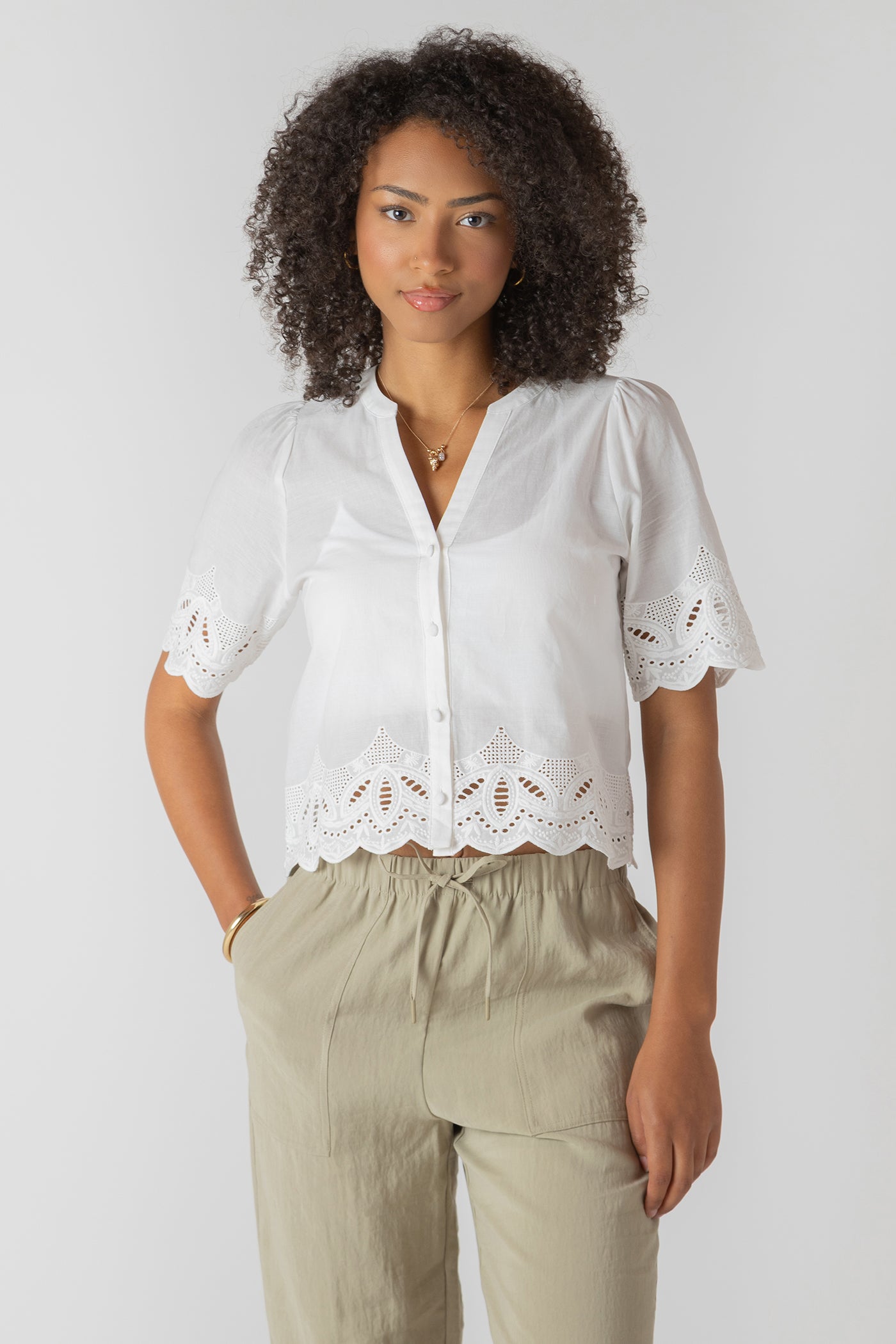 Blouse pour femme blanche à manches courtes avec détails de broderie, style féminin, élégant et polyvalent.