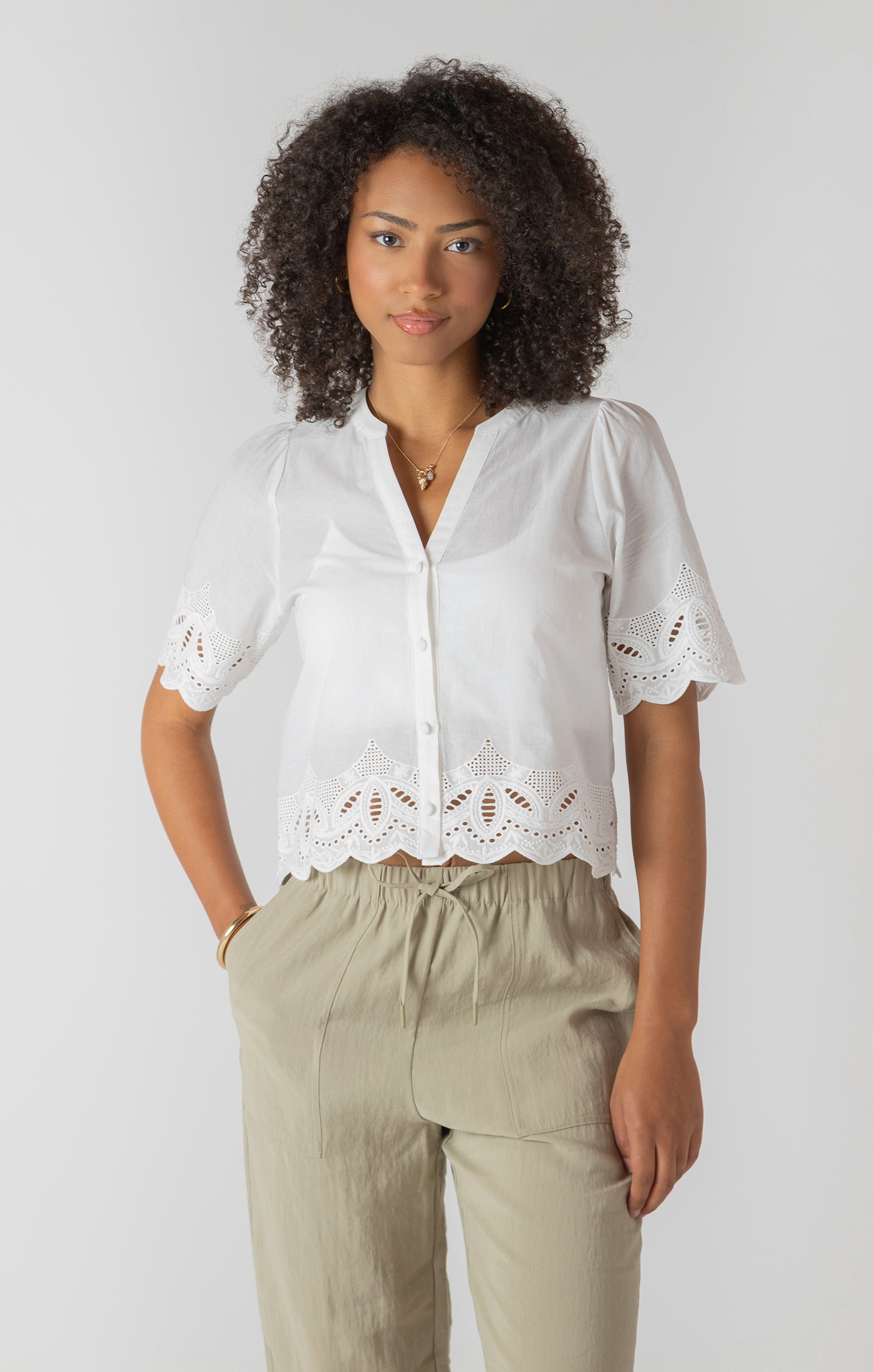 Blouse pour femme blanche à manches courtes avec détails de broderie, style féminin, élégant et polyvalent.