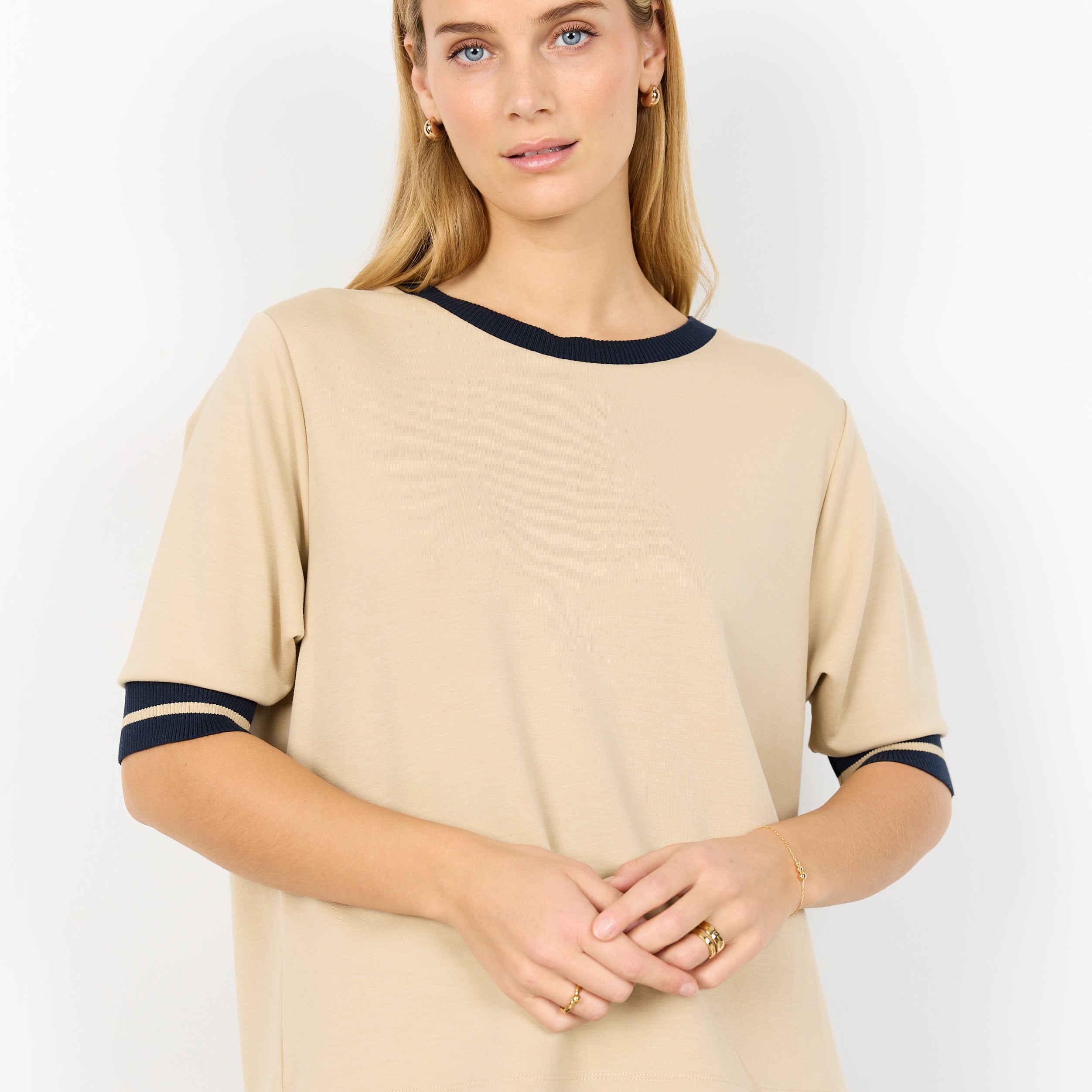 Chandail beige pour femme à manches aux coudes, tissu doux et extensible avec modal, style simple et confortable.