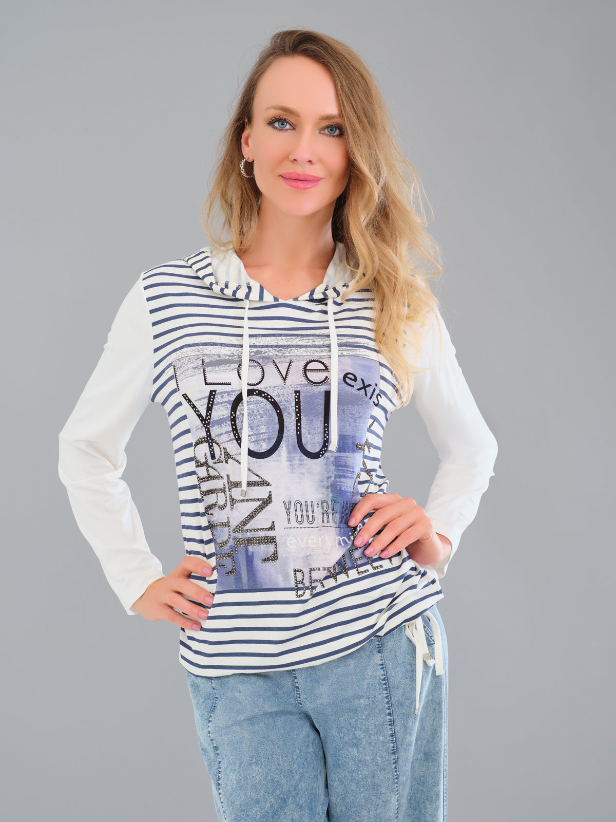 Chandail à capuchon rayé ivoire pour femme, style décontracté et confortable, tissu doux avec légère extensibilité.