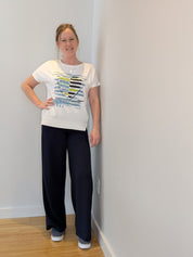 Chandail à manches courtes pour femme de couleur ivoire, avec imprimé de cœurs, rayures et strass, style confortable et polyvalent.