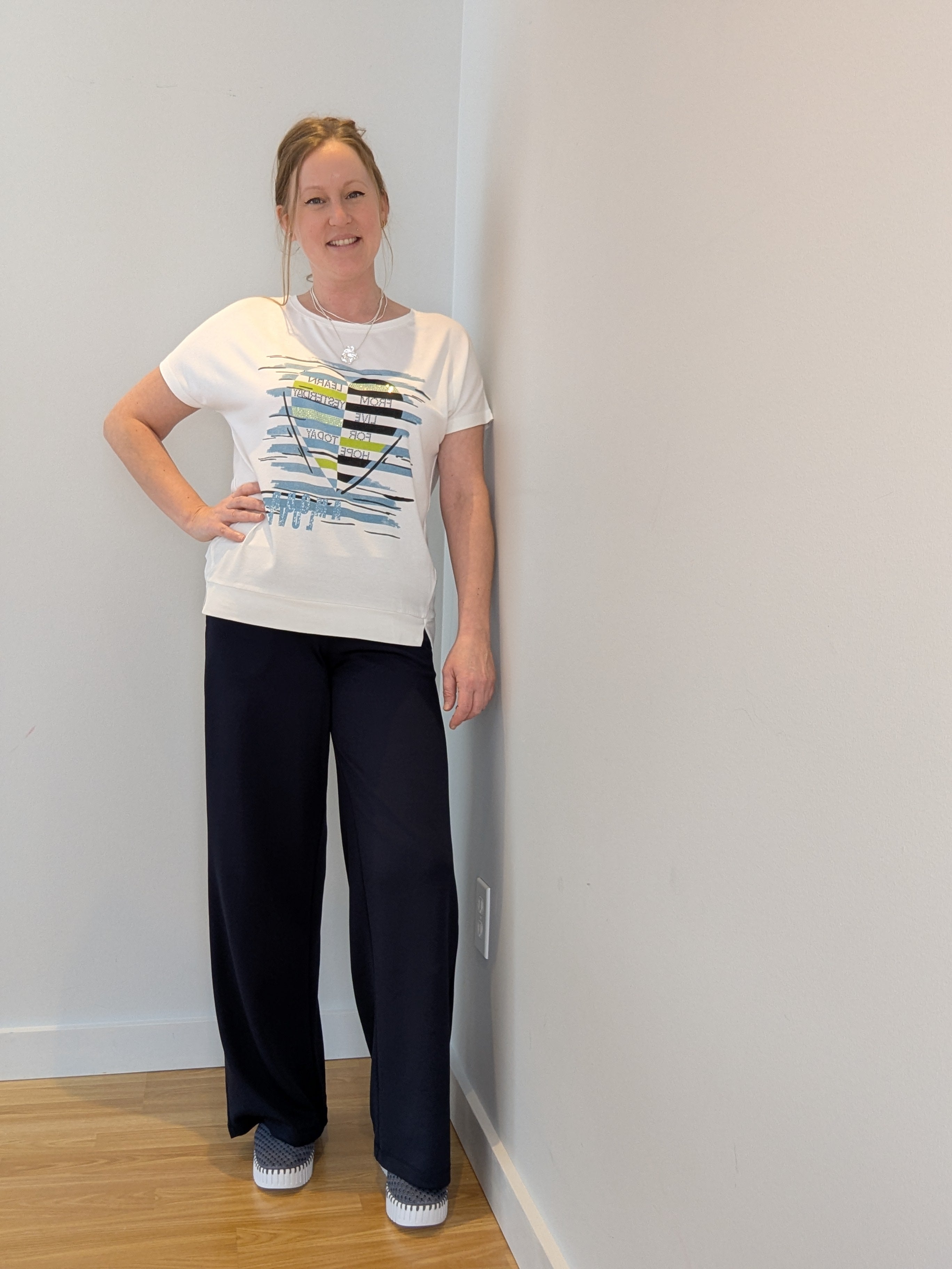 Chandail à manches courtes pour femme de couleur ivoire, avec imprimé de cœurs, rayures et strass, style confortable et polyvalent.