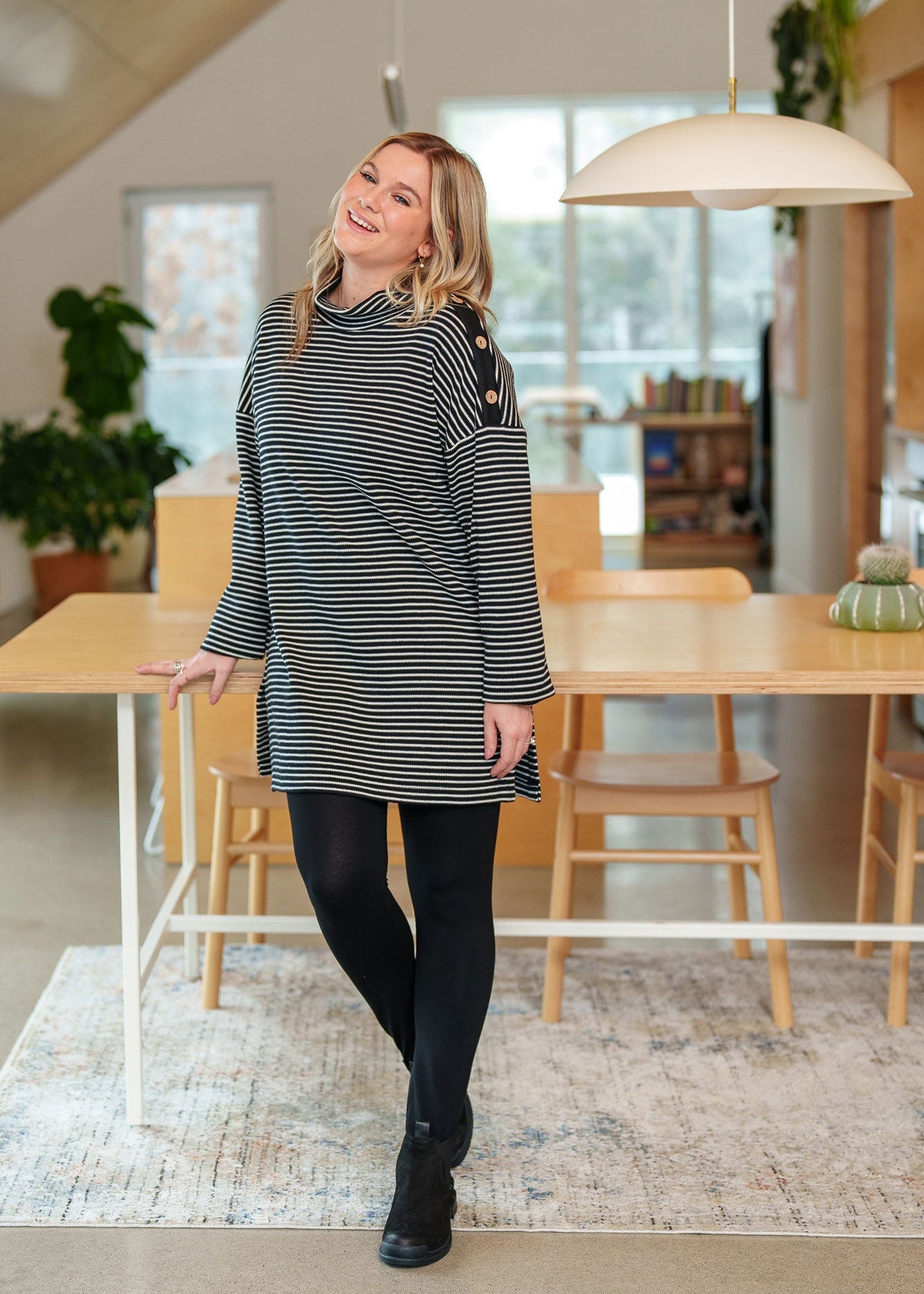 tunique-aralie-raye-noir-blanc-legging-long-uni-noir-fait-au-quebec-rien_ne_se_perd_tout_se_cree_175fc47b-ce08-4130-8b6d-f2e93b56cefa.jpg