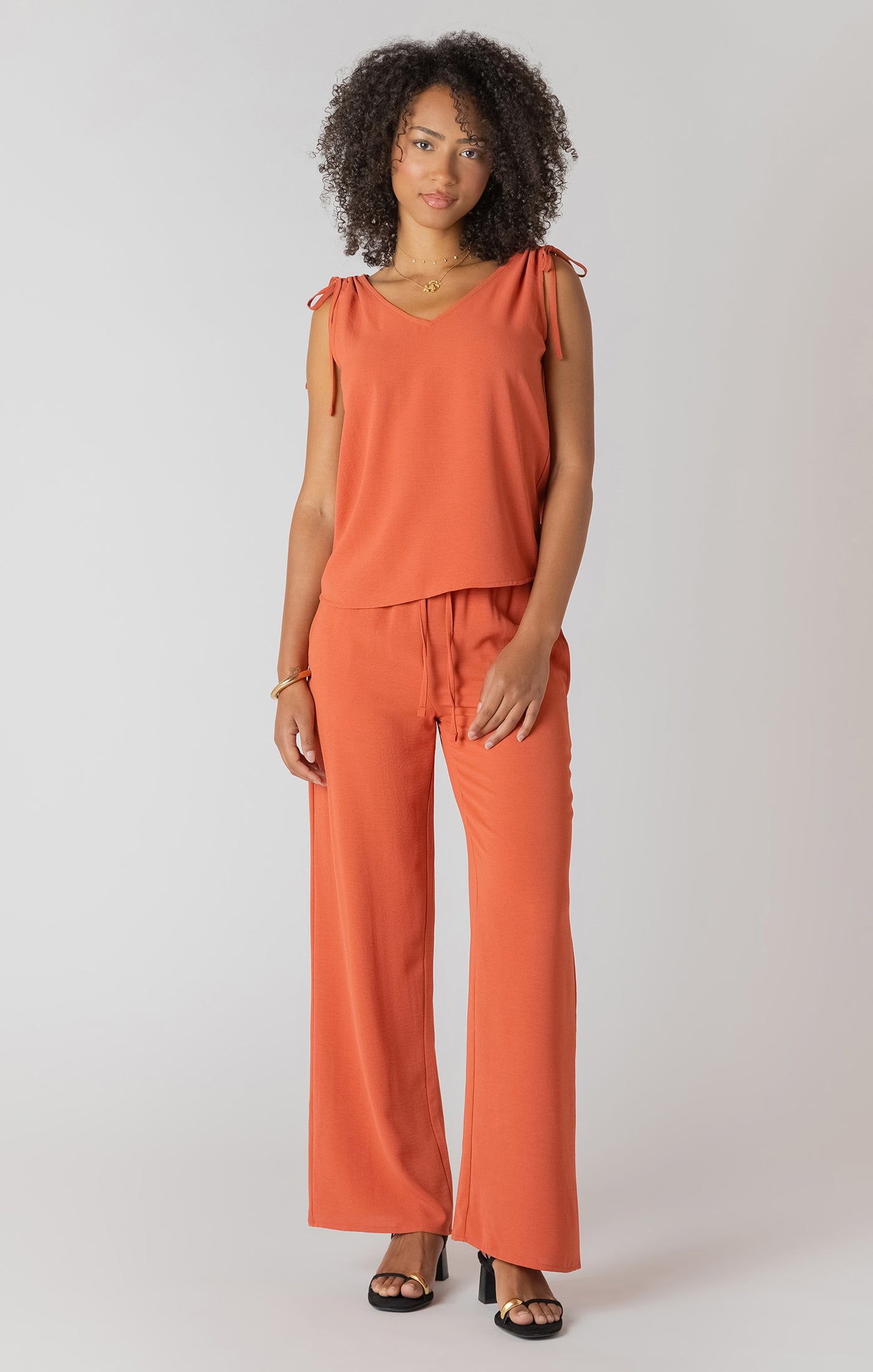 Haut Col en V sans Manche avec Noeud