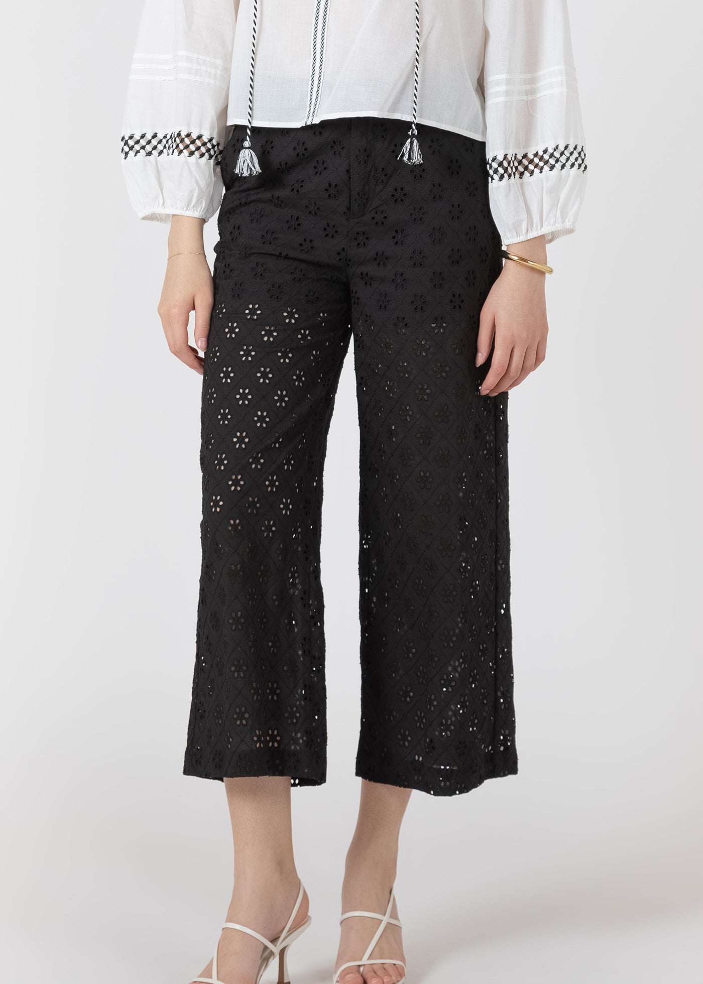 4 en Broderie Anglaise