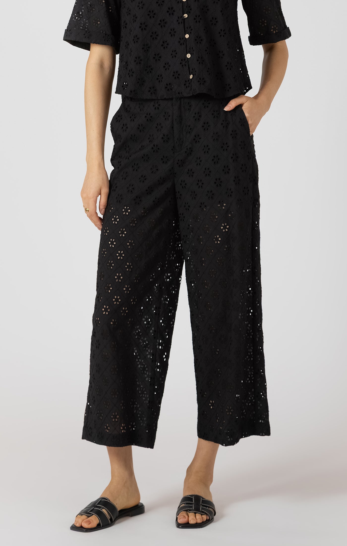 Pantalon Large 3/4 en Broderie Anglaise