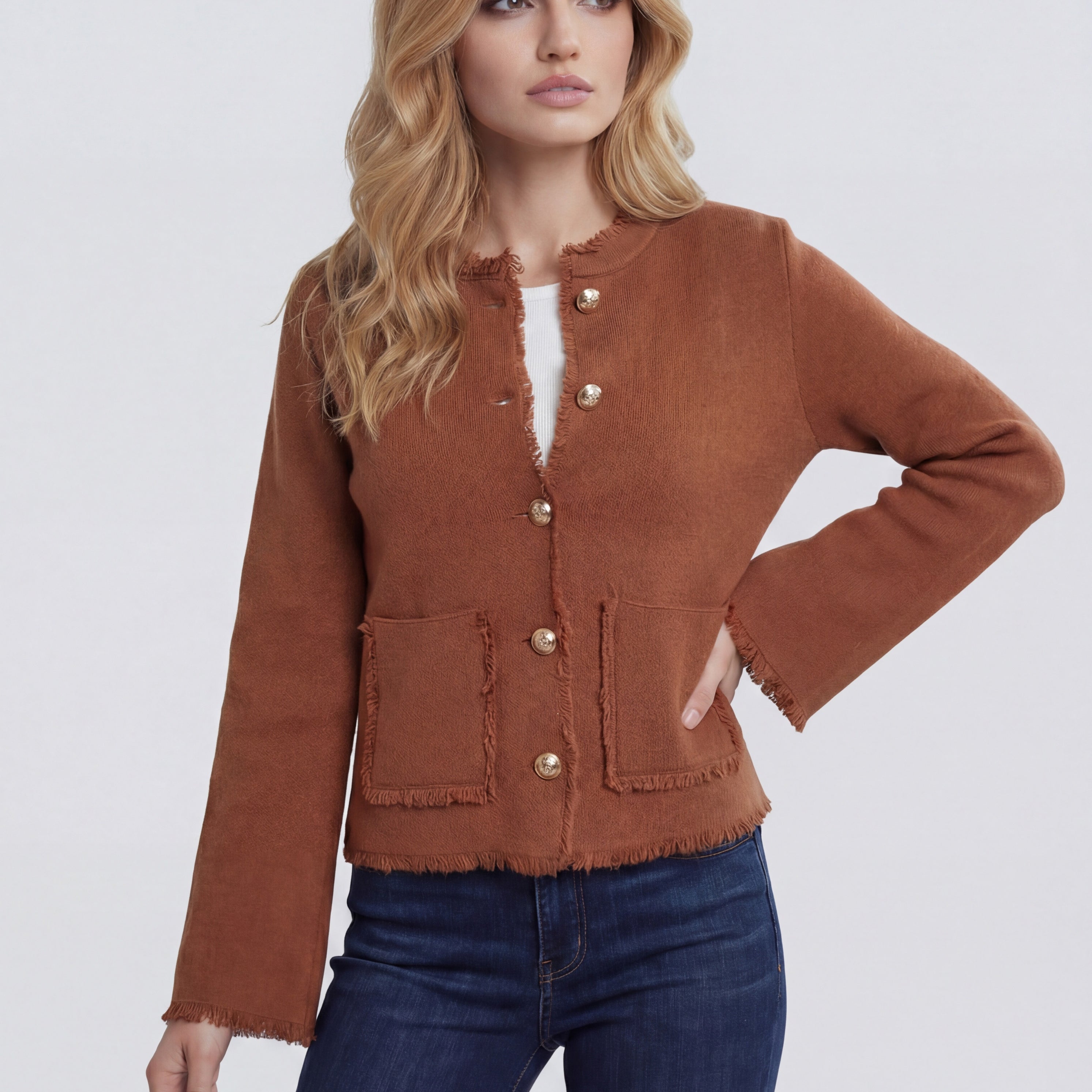 Cardigan cognac à bordures effilochées, boutons dorés et poches plaquées, vue rapprochée