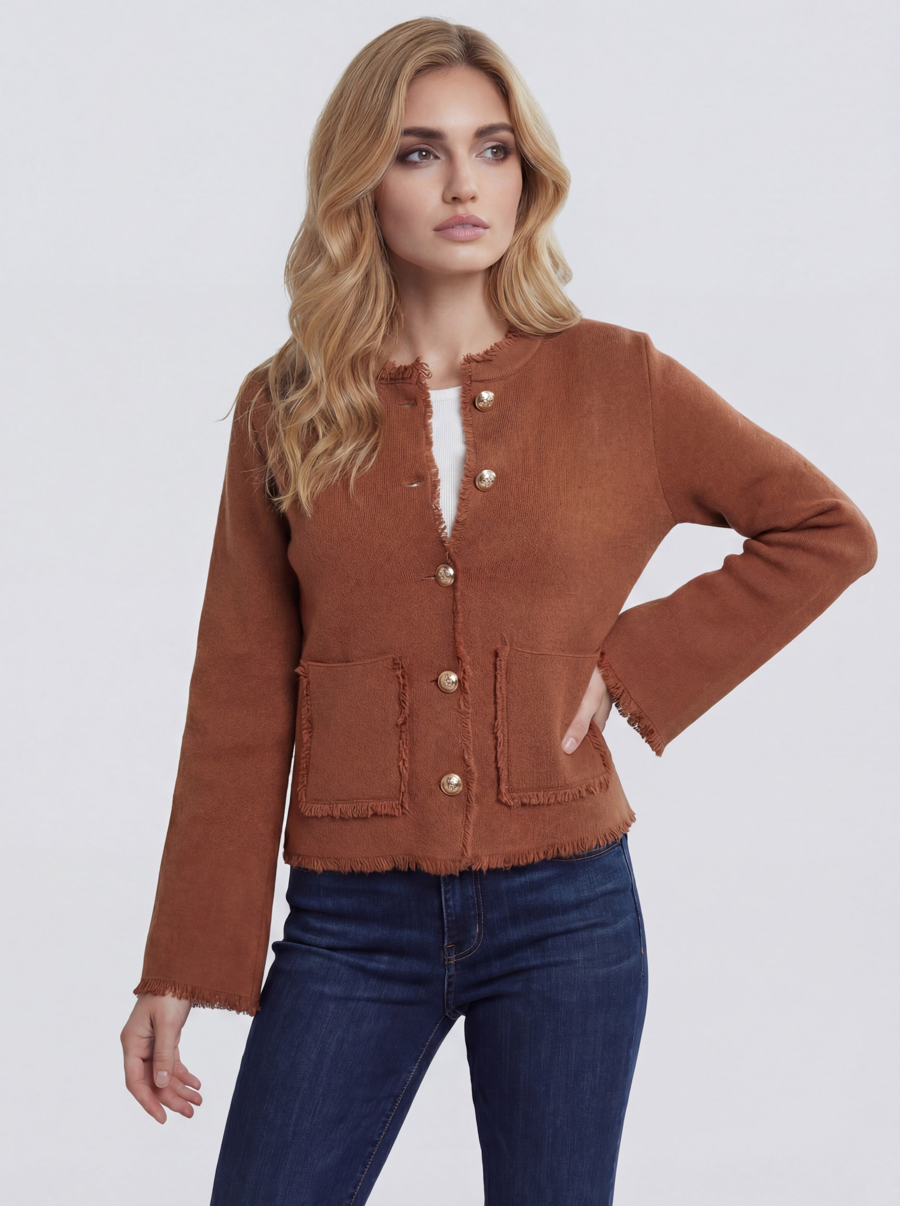 Cardigan cognac à bordures effilochées, boutons dorés et poches plaquées, vue rapprochée