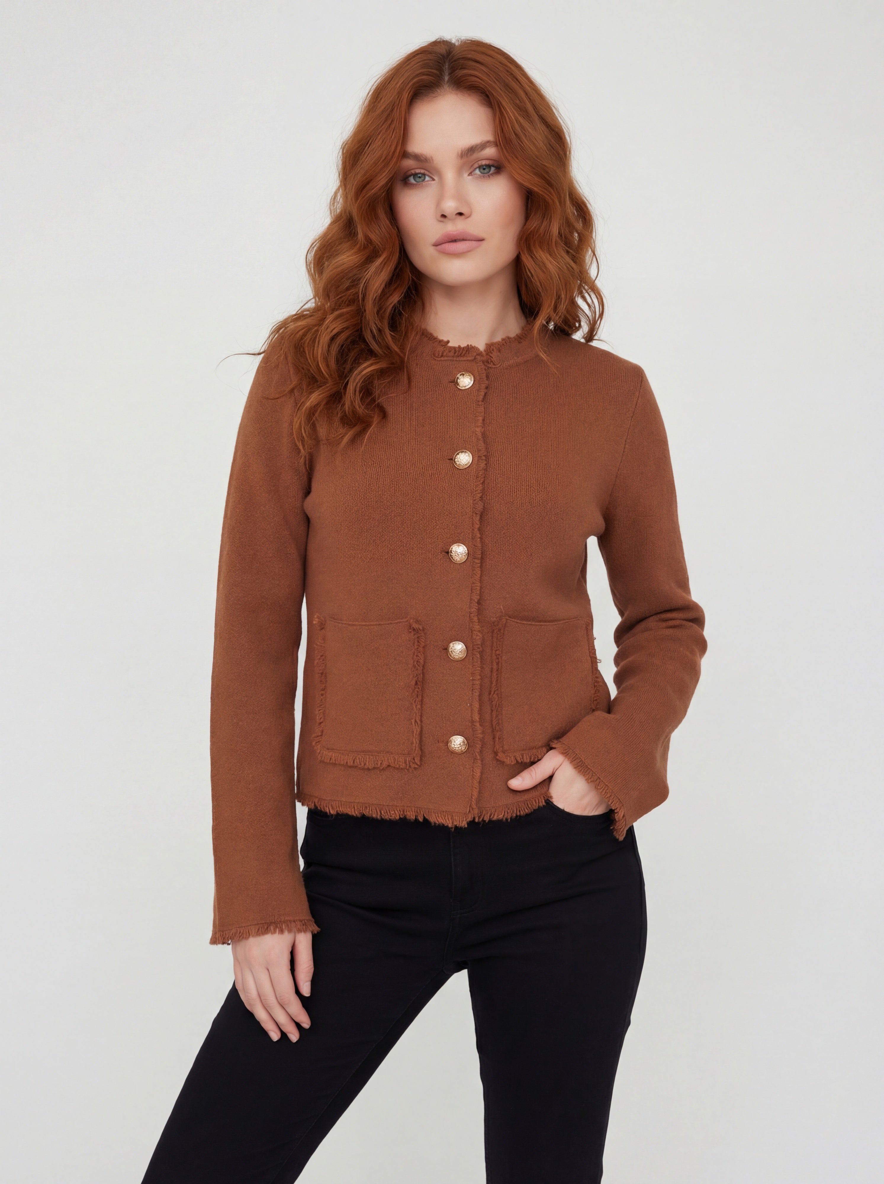 Cardigan cognac à bordures effilochées, boutons dorés et poches plaquées, vue de face