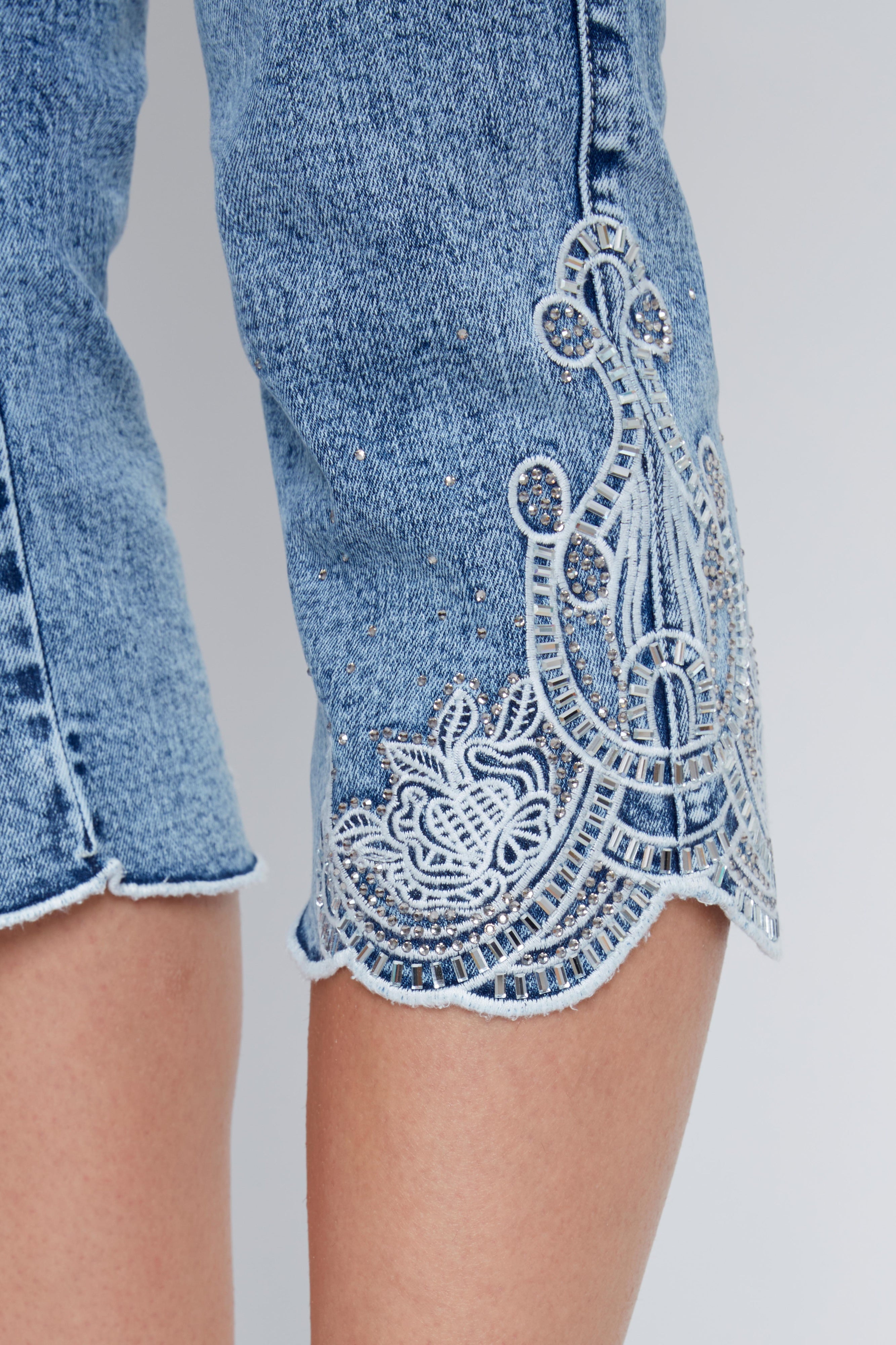 Capris en Jeans Brodé avec Strass