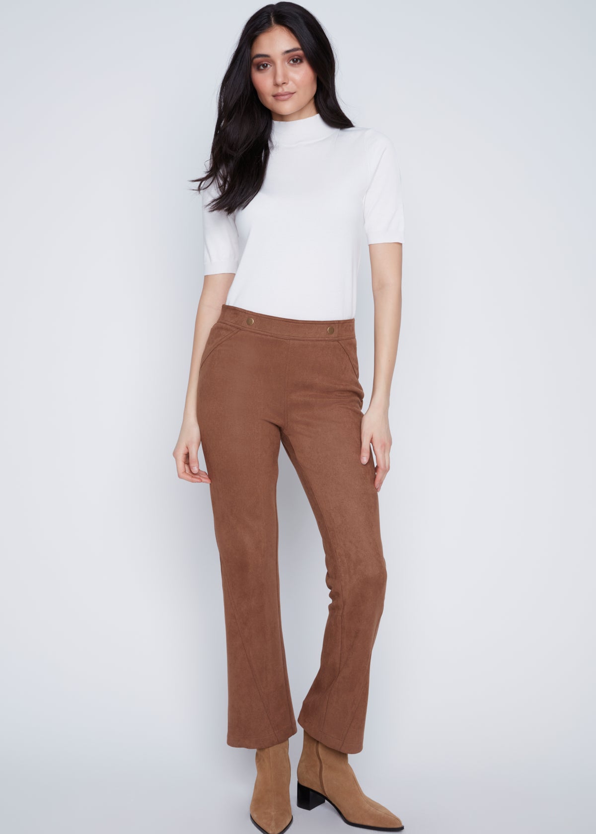 Pantalon coupe évasée pour femme en suède végan couleur chameau. Tissu extensible 90% polyester, 10% spandex. Marque Coco Y Club.