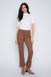 Pantalon coupe évasée pour femme en suède végan couleur chameau. Tissu extensible 90% polyester, 10% spandex. Marque Coco Y Club.